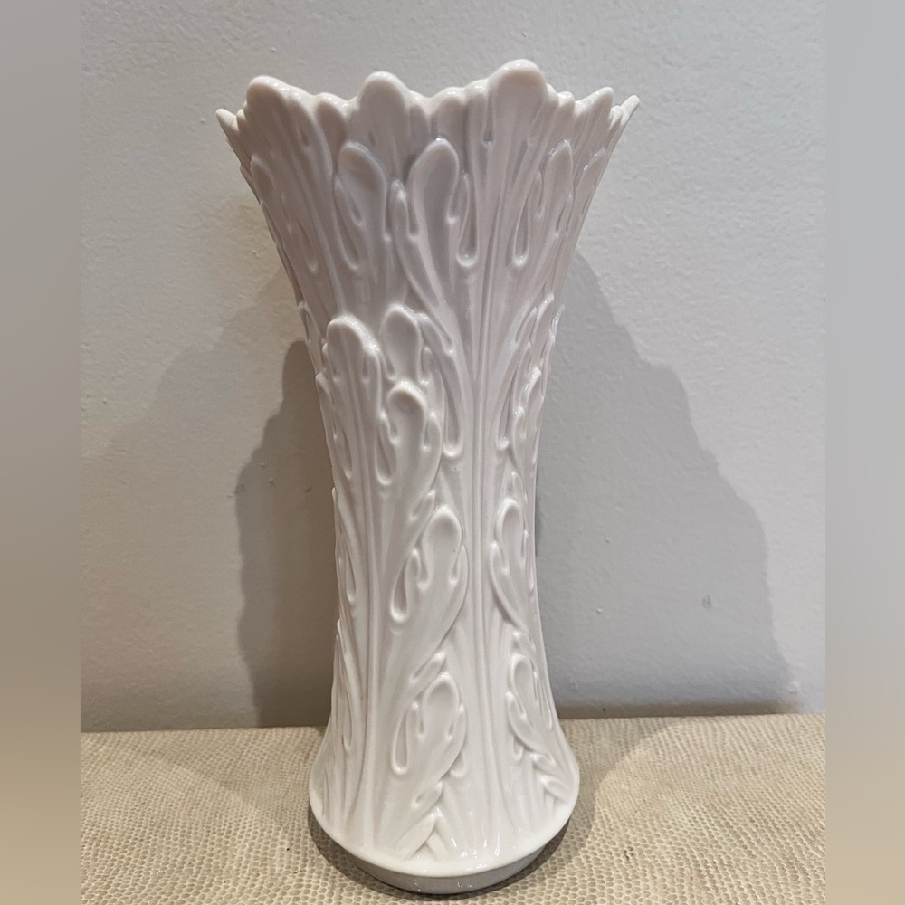 Lenox Acanthus Leaf vase, vintage. Made in the USA, bone porcelain. Excellent